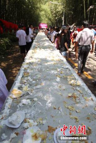 兩千余民眾共同慶生分享蛋糕 兩千余民眾共同慶生分享蛋糕