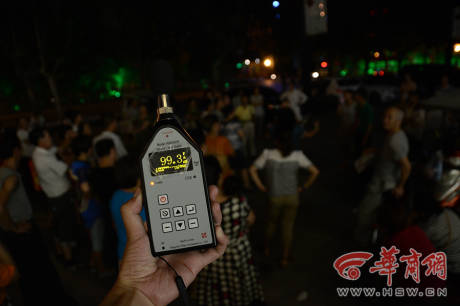 記者實(shí)地檢測(cè)廣場(chǎng)舞音響分貝 記者實(shí)地檢測(cè)廣場(chǎng)舞音響分貝