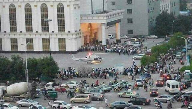 男子乘私人直升機從天津回鹽城過中秋 男子乘私人直升機從天津回鹽城過中秋