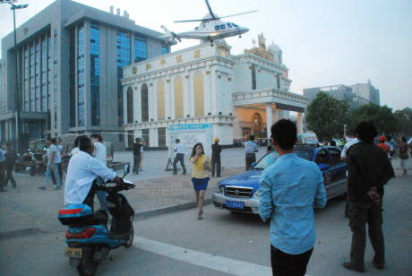 男子乘私人直升機從天津回鹽城過中秋 男子乘私人直升機從天津回鹽城過中秋