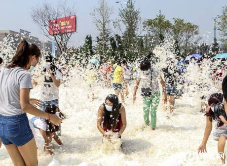 煙臺千人“枕頭大戰(zhàn)”迎中秋 煙臺千人“枕頭大戰(zhàn)”迎中秋