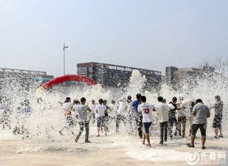 煙臺千人“枕頭大戰(zhàn)”迎中秋 煙臺千人“枕頭大戰(zhàn)”迎中秋