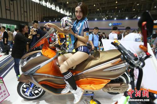 模特搶眼江蘇國際自行車電動車交易會 模特搶眼江蘇國際自行車電動車交易會