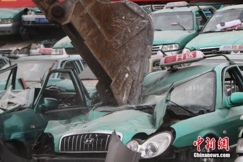 廣州銷(xiāo)毀178輛克隆出租車(chē) 搗毀多個(gè)窩點(diǎn) 廣州銷(xiāo)毀178輛克隆出租車(chē) 搗毀多個(gè)窩點(diǎn)