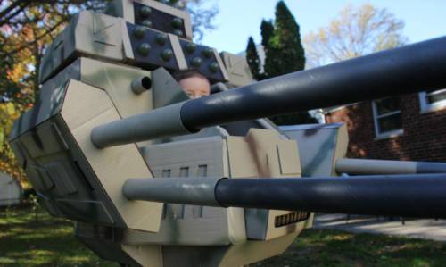 美國(guó)父親為孩子萬(wàn)圣節(jié)變身造“機(jī)甲” 美國(guó)父親為孩子萬(wàn)圣節(jié)變身造“機(jī)甲”