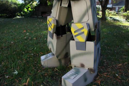 美國(guó)父親為孩子萬(wàn)圣節(jié)變身造“機(jī)甲” 美國(guó)父親為孩子萬(wàn)圣節(jié)變身造“機(jī)甲”