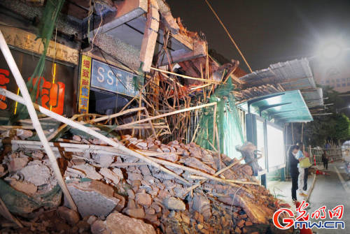 倒房砸到公車(chē)站 乘客等車(chē)頭頂