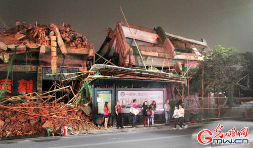 倒房砸到公車(chē)站 乘客等車(chē)頭頂