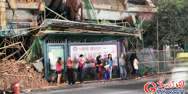 倒房砸到公車(chē)站 乘客等車(chē)頭頂