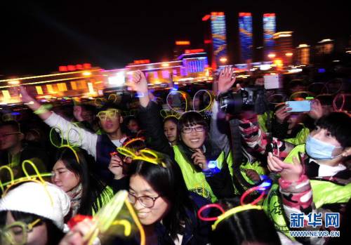 1111名大學(xué)生“光棍節(jié)”螢光夜跑 1111名大學(xué)生“光棍節(jié)”螢光夜跑