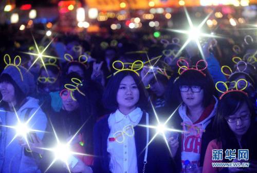 1111名大學(xué)生“光棍節(jié)”螢光夜跑 1111名大學(xué)生“光棍節(jié)”螢光夜跑