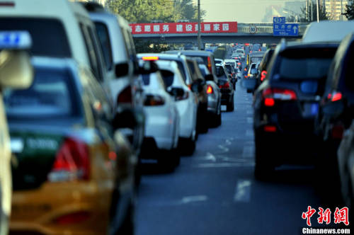 APEC假期結(jié)束 北京早高峰道路擁堵 APEC假期結(jié)束 北京早高峰道路擁堵