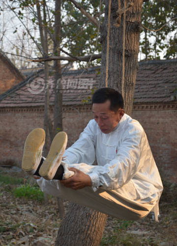 山東武術(shù)達人修煉“仙人掛畫” 山東武術(shù)達人修煉“仙人掛畫”