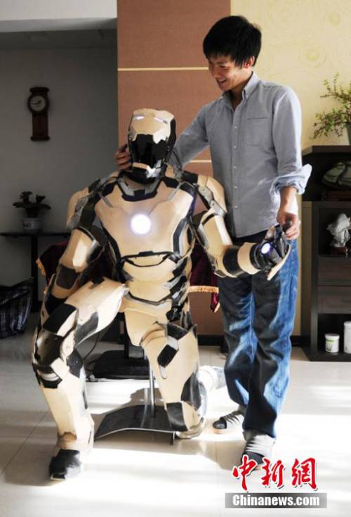 大學生自制“復仇者聯(lián)盟”全套服裝