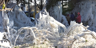 北京一水管爆裂形成冰掛景觀 北京一水管爆裂形成冰掛景觀