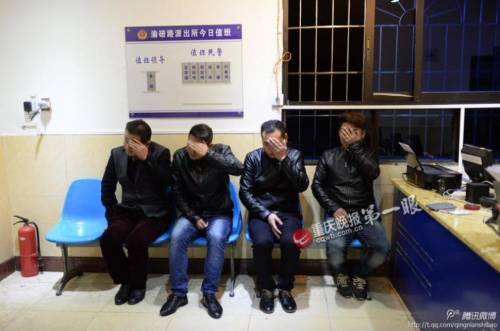 4名男子坐飛機(jī)行乞 戴名表用蘋果手機(jī) 4名男子坐飛機(jī)行乞 戴名表用蘋果手機(jī)