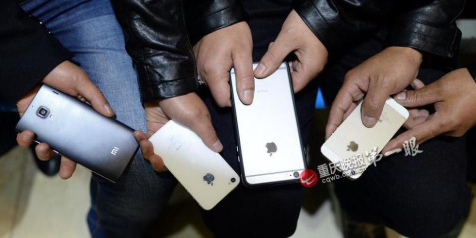 4名男子坐飛機(jī)行乞 戴名表用蘋果手機(jī) 4名男子坐飛機(jī)行乞 戴名表用蘋果手機(jī)