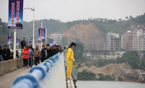 女子跳橋失蹤 網(wǎng)友指責(zé)警方處警不當(dāng) 女子跳橋失蹤 網(wǎng)友指責(zé)警方處警不當(dāng)