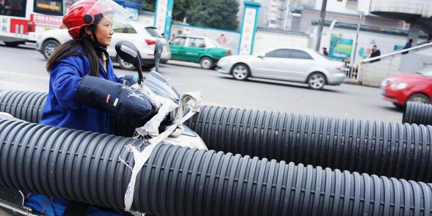 貴陽現最牛摩姐 載超長管穿梭車流