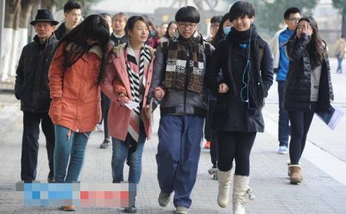 四川藝考現(xiàn)場(chǎng):一大波美女云集 四川藝考現(xiàn)場(chǎng):一大波美女云集