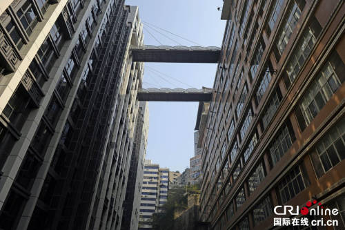 重慶現(xiàn)“最?！笨罩羞B廊 離地68.5米