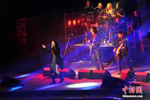 “搖滾女歌手”羅琦在京首開(kāi)個(gè)唱 “搖滾女歌手”羅琦在京首開(kāi)個(gè)唱