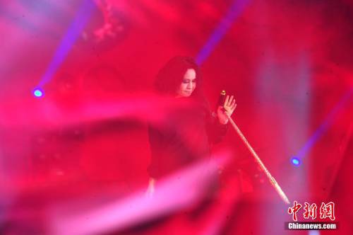 “搖滾女歌手”羅琦在京首開(kāi)個(gè)唱 “搖滾女歌手”羅琦在京首開(kāi)個(gè)唱