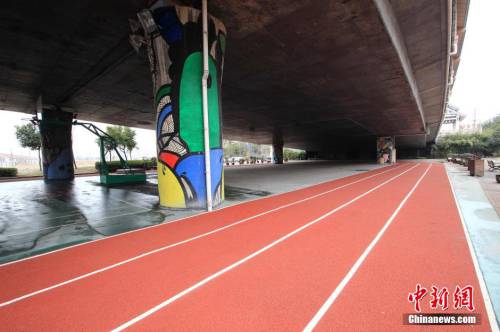 田徑場建在廊橋下 跑道球場俱全 田徑場建在廊橋下 跑道球場俱全