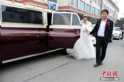 浙江青年千萬級(jí)勞斯萊斯迎娶上海新娘 浙江青年千萬級(jí)勞斯萊斯迎娶上海新娘
