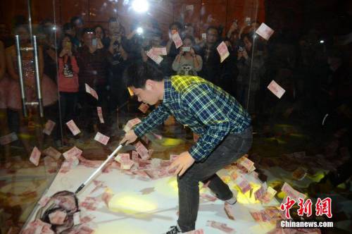 上海一企業(yè)年會 員工限時(shí)撈百元大鈔 上海一企業(yè)年會 員工限時(shí)撈百元大鈔