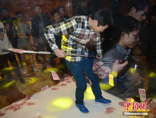 上海一企業(yè)年會 員工限時(shí)撈百元大鈔 上海一企業(yè)年會 員工限時(shí)撈百元大鈔