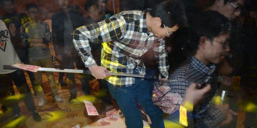 上海一企業(yè)年會 員工限時(shí)撈百元大鈔 上海一企業(yè)年會 員工限時(shí)撈百元大鈔