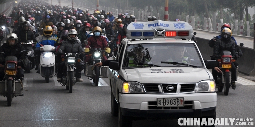 廣東封開交警護航 廣東封開交警護航