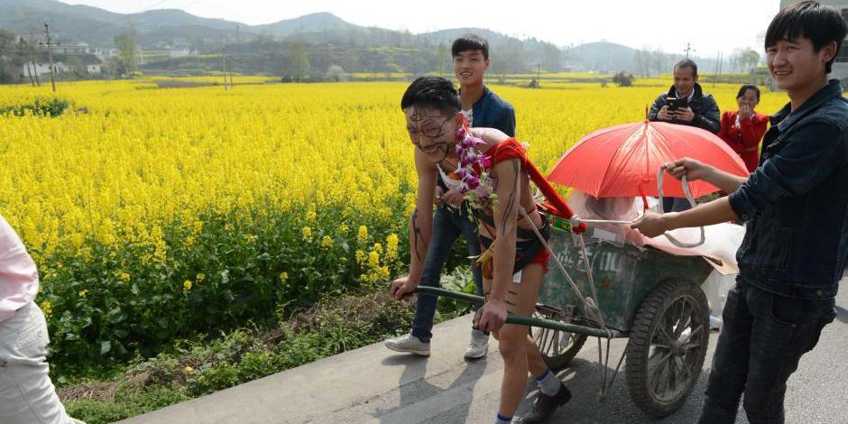 貴州90后青年拉板車(chē)接新娘