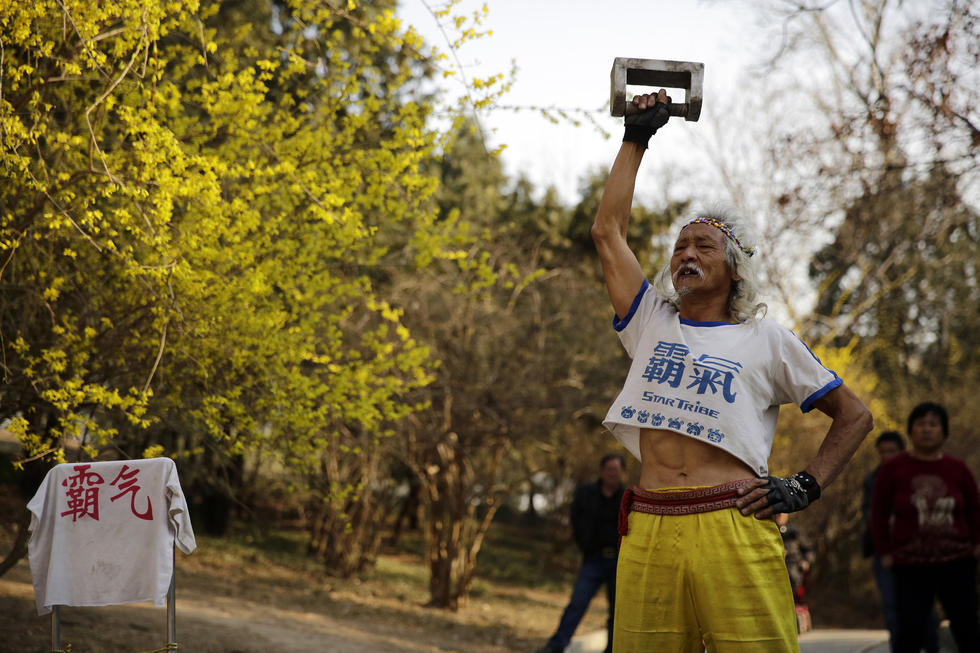 北京80歲“霸氣”老人公園秀功夫 北京80歲“霸氣”老人公園秀功夫