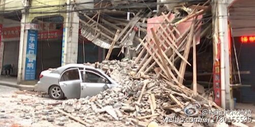 廣東一女司機逆行開車撞塌小樓 廣東一女司機逆行開車撞塌小樓