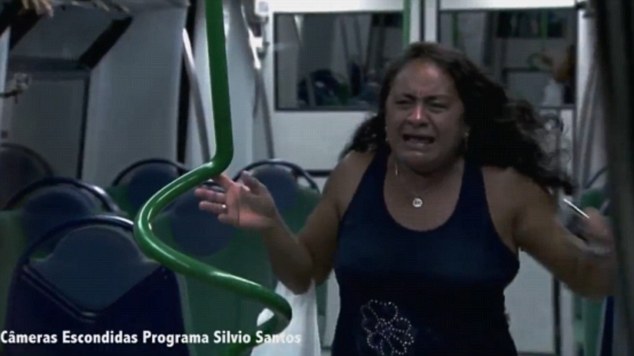 巴西女子遭遇地鐵驚魂 巴西女子遭遇地鐵驚魂