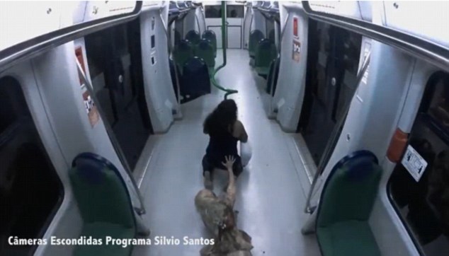 巴西女子遭遇地鐵驚魂 巴西女子遭遇地鐵驚魂