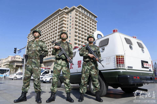 長安街武警:全副武裝執(zhí)勤 最矮1米8 長安街武警:全副武裝執(zhí)勤 最矮1米8