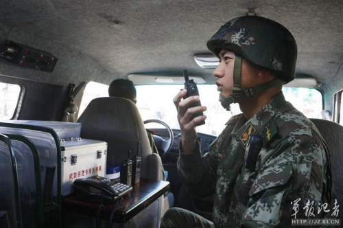 長安街武警:全副武裝執(zhí)勤 最矮1米8 長安街武警:全副武裝執(zhí)勤 最矮1米8
