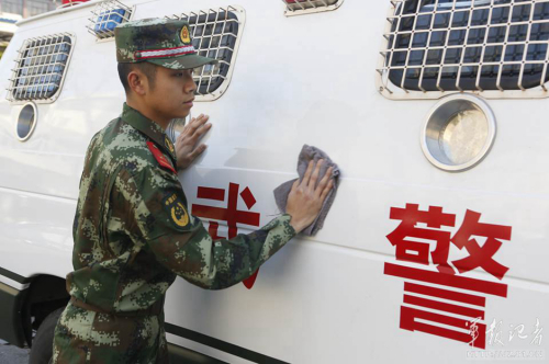 長安街武警:全副武裝執(zhí)勤 最矮1米8 長安街武警:全副武裝執(zhí)勤 最矮1米8