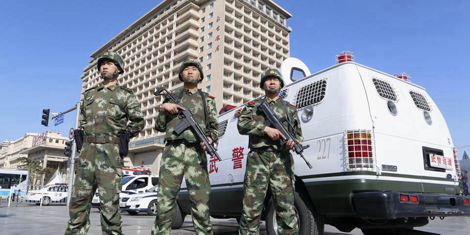 長安街武警:全副武裝執(zhí)勤 最矮1米8 長安街武警:全副武裝執(zhí)勤 最矮1米8