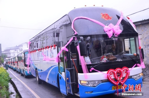 湖北恩施小伙8輛旅游大巴迎親引圍觀 湖北恩施小伙8輛旅游大巴迎親引圍觀