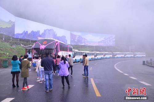 湖北恩施小伙8輛旅游大巴迎親引圍觀 湖北恩施小伙8輛旅游大巴迎親引圍觀