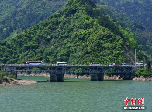 湖北恩施小伙8輛旅游大巴迎親引圍觀 湖北恩施小伙8輛旅游大巴迎親引圍觀