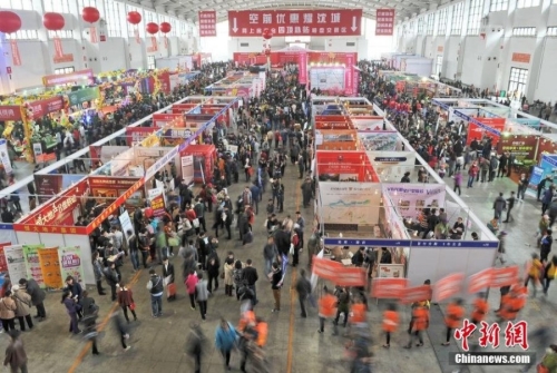 沈陽房交會上演蒙眼撈錢促銷 沈陽房交會上演蒙眼撈錢促銷