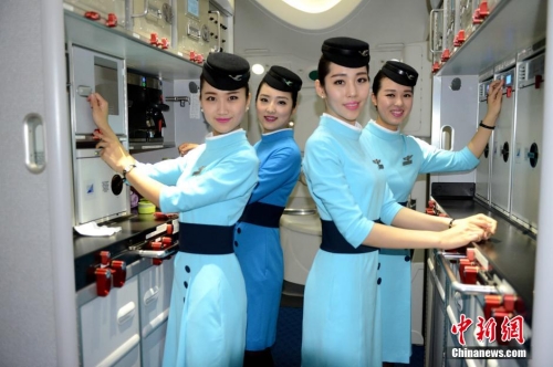 廈航空乘全面換裝 新制服凸顯國(guó)際范 廈航空乘全面換裝 新制服凸顯國(guó)際范