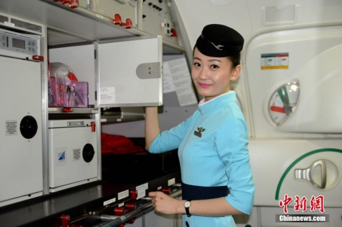 廈航空乘全面換裝 新制服凸顯國(guó)際范 廈航空乘全面換裝 新制服凸顯國(guó)際范