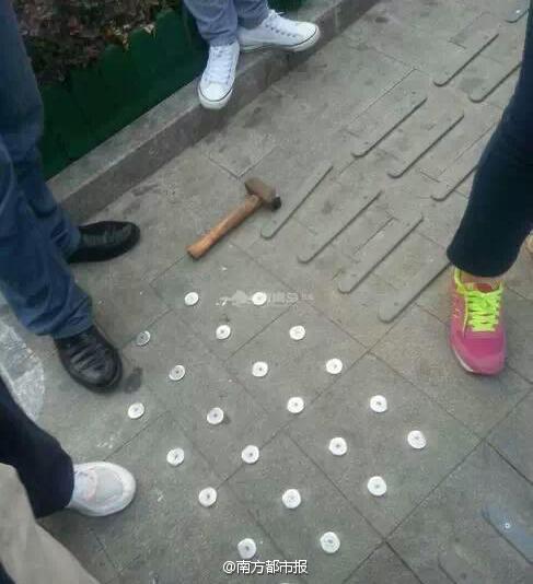 女子過路闖紅燈遭協(xié)管員鐵錘爆頭 女子過路闖紅燈遭協(xié)管員鐵錘爆頭