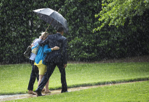 奧巴馬為女下屬撐傘 上演雨中曲 奧巴馬為女下屬撐傘 上演雨中曲